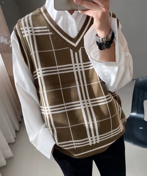 ASCLO（エジュクロ）の「ASCLO グリッドチェックVネックニットベスト（ベスト・メンズ・オリーブ・FREE）」の4枚目の写真