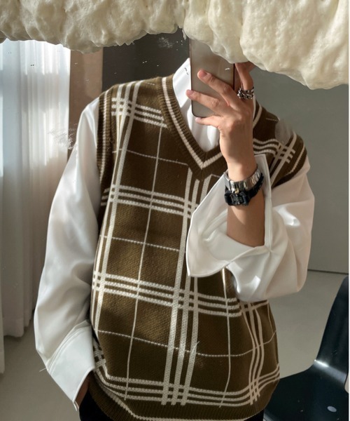 ASCLO（エジュクロ）の「ASCLO グリッドチェックVネックニットベスト（ベスト・メンズ・オリーブ・FREE）」の6枚目の写真