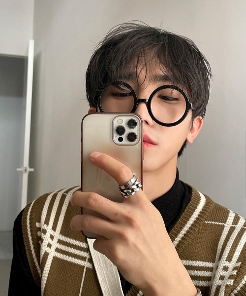 ASCLO（エジュクロ）の「ASCLO グリッドチェックVネックニットベスト（ベスト・メンズ・オリーブ・FREE）」の2枚目の写真