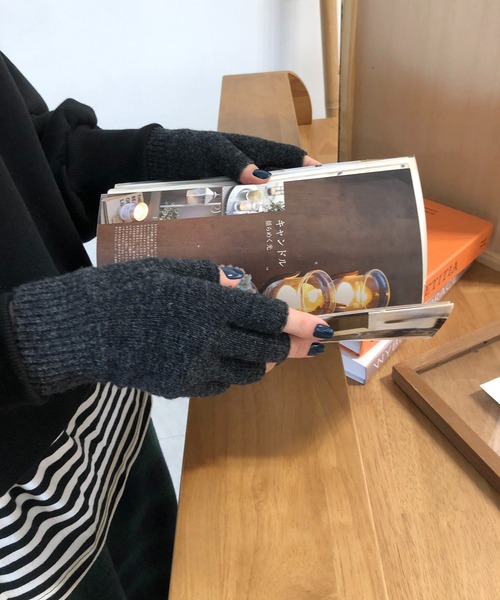 me+em select（ミームセレクト）の「フィンガーレス ニット グローブ（手袋・レディース・チャコールグレー/ブラック/ベージュ/ブラウン系その他/ブラウン系その他2・FREE）」の11枚目の写真