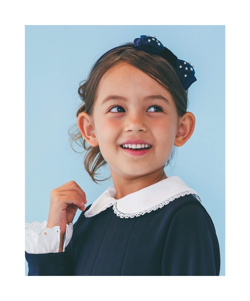 BeBe(ベベ)の「BeBe/日本製フォーマルパールリボンカチューシャ(カチューシャ・キッズ・ネイビー/ホワイト・ONESIZE)」の1枚目の写真