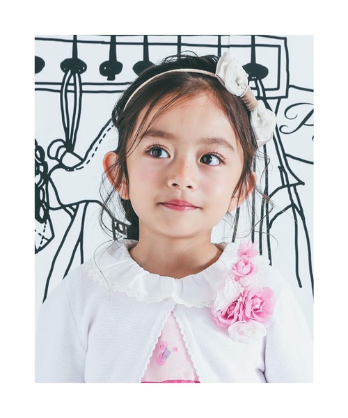 BeBe(ベベ)の「BeBe/日本製フォーマルパールリボンカチューシャ(カチューシャ・キッズ・ネイビー/ホワイト・ONESIZE)」の9枚目の写真