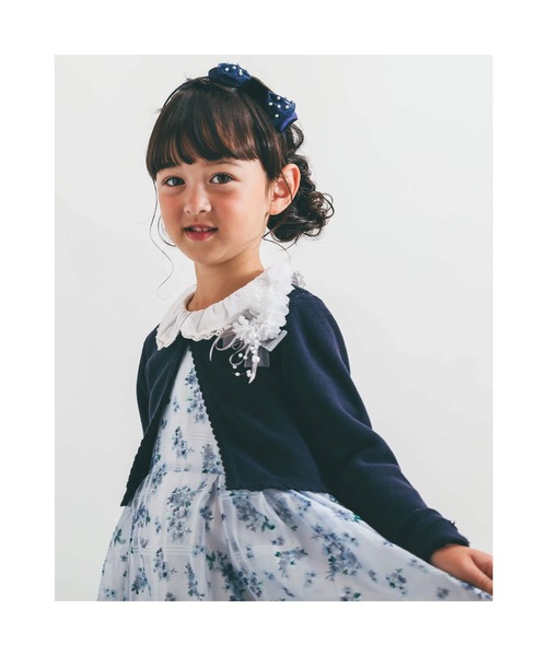 BeBe(ベベ)の「BeBe/日本製フォーマルパールリボンカチューシャ(カチューシャ・キッズ・ネイビー/ホワイト・ONESIZE)」の6枚目の写真
