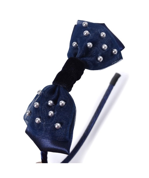 BeBe(ベベ)の「BeBe/日本製フォーマルパールリボンカチューシャ(カチューシャ・キッズ・ネイビー/ホワイト・ONESIZE)」の4枚目の写真