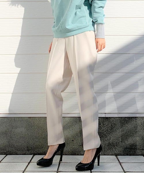 Q（キュー）の「ストレッチテーパードパンツ（スラックス・レディース・アイボリー/ラベンダー・MEDIUM）」の2枚目の写真