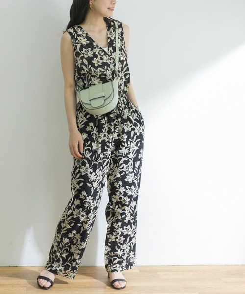 URBAN RESEARCH（アーバンリサーチ）の「ボタニカルプリントオールインワン（サロペット/オーバーオール・レディース・ブラック/ブルー・38/36）」の2枚目の写真