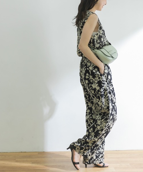 URBAN RESEARCH（アーバンリサーチ）の「ボタニカルプリントオールインワン（サロペット/オーバーオール・レディース・ブラック/ブルー・38/36）」の5枚目の写真