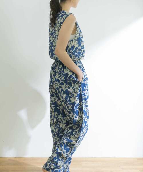 URBAN RESEARCH（アーバンリサーチ）の「ボタニカルプリントオールインワン（サロペット/オーバーオール・レディース・ブラック/ブルー・38/36）」の16枚目の写真