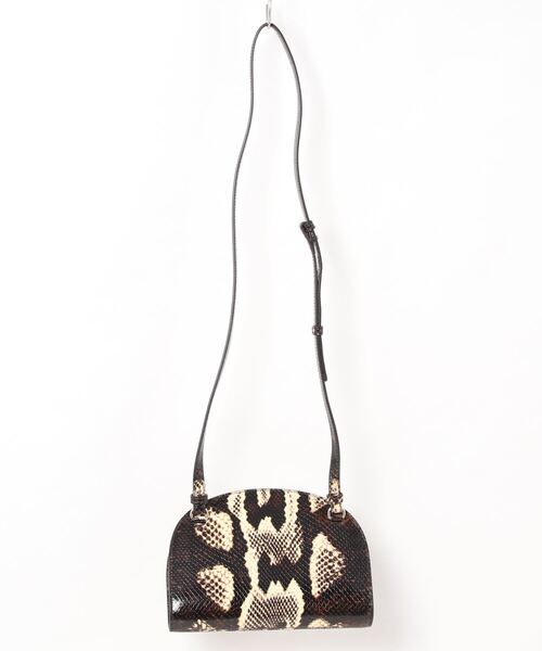 A.P.C.（アーペーセー）の「CLUTCH DEMI-LUNE  /22AC（クラッチバッグ・レディース・キナリ・ONESIZE）」の2枚目の写真