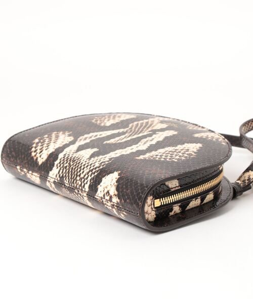 A.P.C.（アーペーセー）の「CLUTCH DEMI-LUNE  /22AC（クラッチバッグ・レディース・キナリ・ONESIZE）」の3枚目の写真