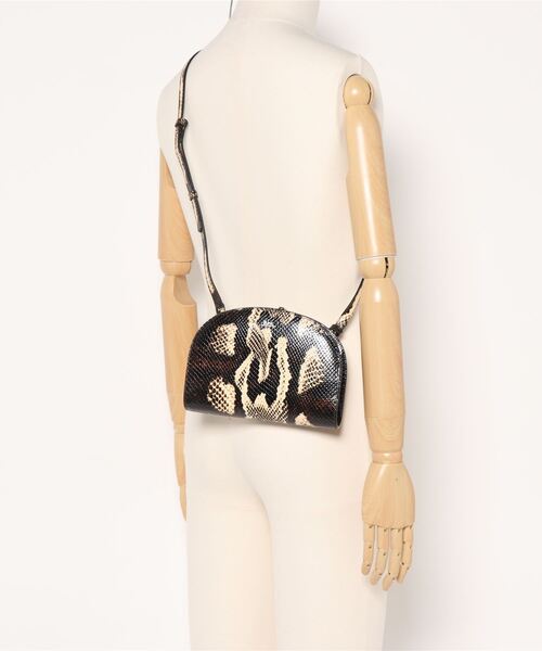 A.P.C.（アーペーセー）の「CLUTCH DEMI-LUNE  /22AC（クラッチバッグ・レディース・キナリ・ONESIZE）」の5枚目の写真