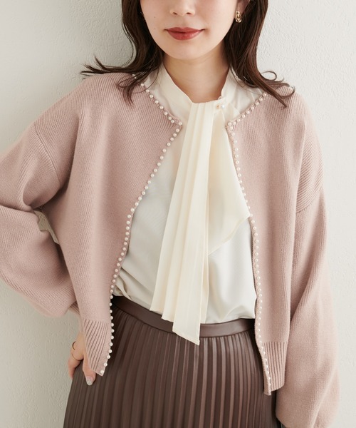 natural couture（ナチュラルクチュール）の「パールトリムクルーネックカーディガン（カーディガン/ボレロ・レディース・ピンクベージュ/オフホワイト/ベージュ/ブラック/ネイビー・FREE）」の5枚目の写真