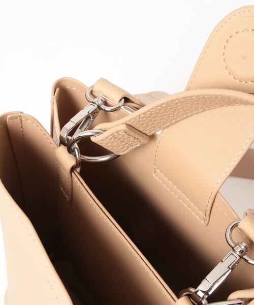 ALTROSE（アルトローズ）の「ショルダーバッグ トートバッグ 2WAY スクエア型 ワンハンドルバッグ トレヴィ（ショルダーバッグ・レディース・ブラウン/ブラック/アイボリー・FREE）」の8枚目の写真