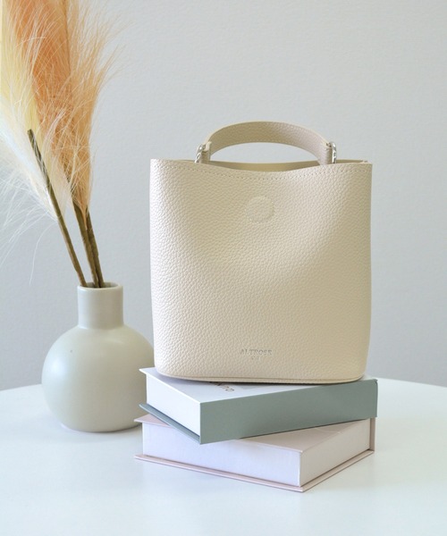 ALTROSE（アルトローズ）の「ショルダーバッグ トートバッグ 2WAY スクエア型 ワンハンドルバッグ トレヴィ（ショルダーバッグ・レディース・ブラウン/ブラック/アイボリー・FREE）」の4枚目の写真