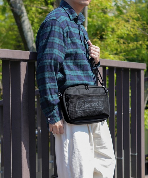 COLEMAN(コールマン)の「【Coleman / コールマン】シールド ショルダーポーチ(ショルダーバッグ・メンズ・グレー系その他/ブラック系その他・FREE)」の1枚目の写真