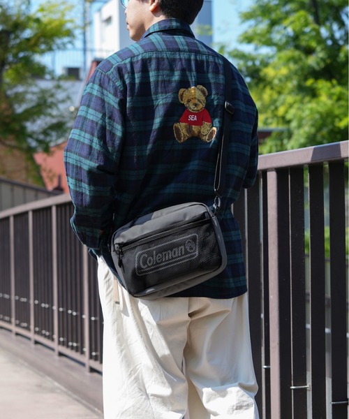 COLEMAN(コールマン)の「【Coleman / コールマン】シールド ショルダーポーチ(ショルダーバッグ・メンズ・グレー系その他/ブラック系その他・FREE)」の2枚目の写真