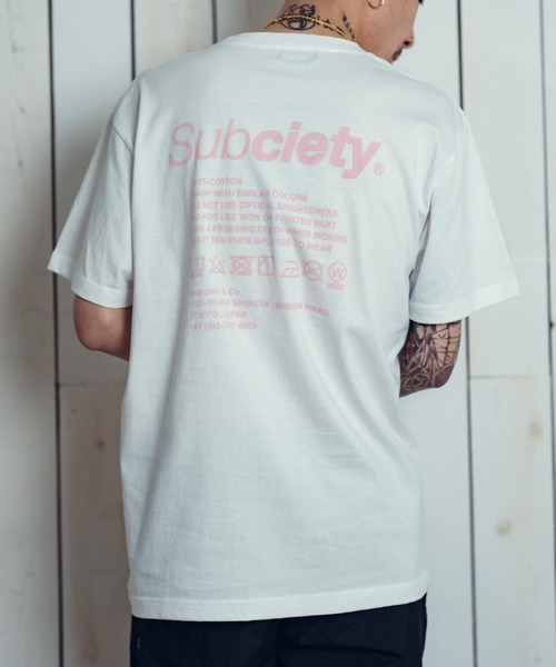 Subciety（サブサエティ）の「LABEL TEE（Tシャツ/カットソー・メンズ・ホワイト×グリーン/グレー系その他/ブラック/ホワイト×ブラック/ホワイト×ブルー/ブラック×ブルー/ホワイト系その他2/アッシュ/ブラック×ブラック/パープル/ブラック×レッド/グリーン/ブルー/ホワイト×ホワイト/レッド/ホワイト×ピンク/ミント/イエロー/ホワイト×シルバー/オリーブ/ブラック×ゴールド/ホワイト系その他3/ホワイト×パープル/ブラック×ホワイト/ホワイト系その他4・LARGE/SMALL/X-LARGE/MEDIUM/XX-LARGE）」の7枚目の写真