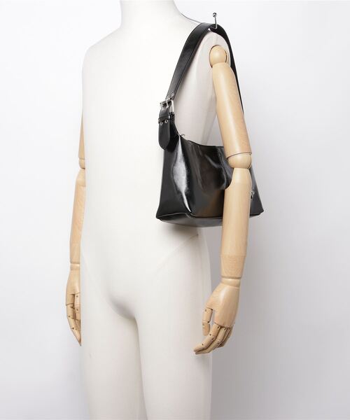 Basic Pleasure Mode(ベーシックプレジャーモード)の「【Basic Pleasure Mode/ ベーシックプレジャーモード 】PU SHOULDER BAG WITH BRANDED GUMMY/ フェイクレザー ショルダーバッグ レザーハンドバッグ ウィズブランドガミィ(ショルダーバッグ・メンズ・ブラック・ONE SIZE)」の4枚目の写真