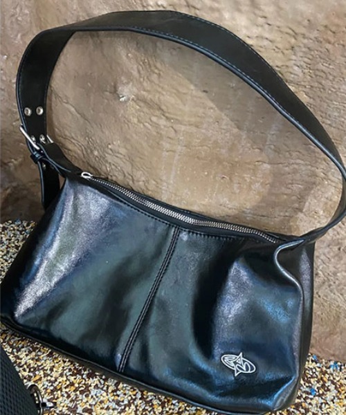 Basic Pleasure Mode(ベーシックプレジャーモード)の「【Basic Pleasure Mode/ ベーシックプレジャーモード 】PU SHOULDER BAG WITH BRANDED GUMMY/ フェイクレザー ショルダーバッグ レザーハンドバッグ ウィズブランドガミィ(ショルダーバッグ・メンズ・ブラック・ONE SIZE)」の12枚目の写真