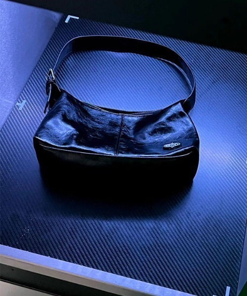 Basic Pleasure Mode(ベーシックプレジャーモード)の「【Basic Pleasure Mode/ ベーシックプレジャーモード 】PU SHOULDER BAG WITH BRANDED GUMMY/ フェイクレザー ショルダーバッグ レザーハンドバッグ ウィズブランドガミィ(ショルダーバッグ・メンズ・ブラック・ONE SIZE)」の3枚目の写真