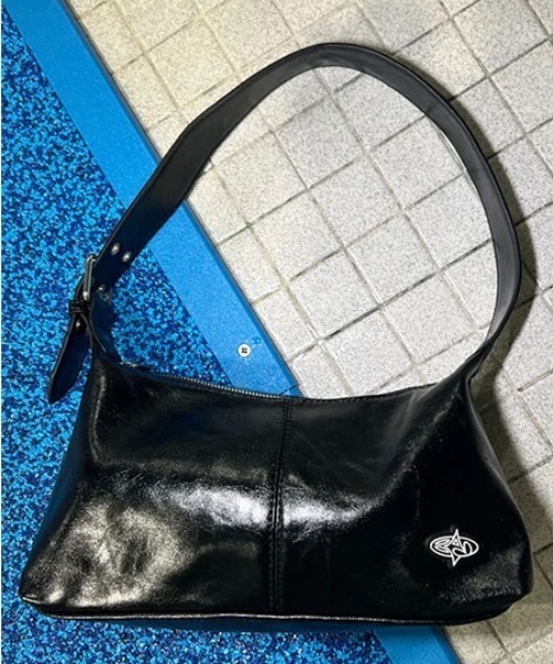 Basic Pleasure Mode(ベーシックプレジャーモード)の「【Basic Pleasure Mode/ ベーシックプレジャーモード 】PU SHOULDER BAG WITH BRANDED GUMMY/ フェイクレザー ショルダーバッグ レザーハンドバッグ ウィズブランドガミィ(ショルダーバッグ・メンズ・ブラック・ONE SIZE)」の5枚目の写真
