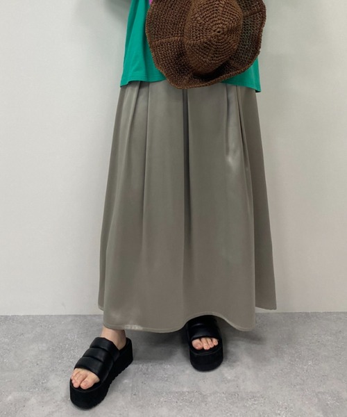 FOREVER 21（フォーエバー トゥエンティーワン）の「ヴィンテージサテンロングスカート（スカート・レディース・ホワイト/グレー系その他2/ブラック・SMALL/MEDIUM）」の3枚目の写真