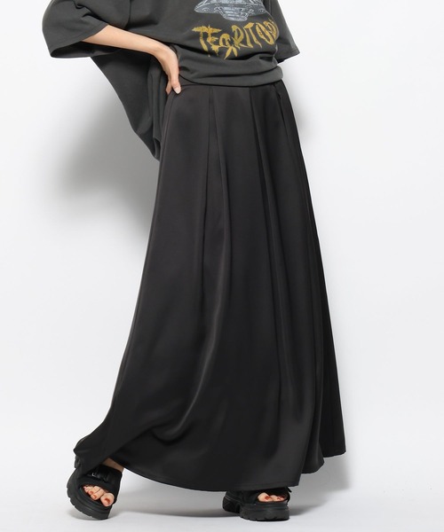 FOREVER 21（フォーエバー トゥエンティーワン）の「ヴィンテージサテンロングスカート（スカート・レディース・ホワイト/グレー系その他2/ブラック・SMALL/MEDIUM）」の2枚目の写真