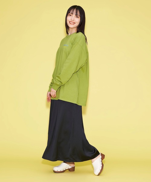 FOREVER 21（フォーエバー トゥエンティーワン）の「ヴィンテージサテンロングスカート（スカート・レディース・ホワイト/グレー系その他2/ブラック・SMALL/MEDIUM）」の12枚目の写真