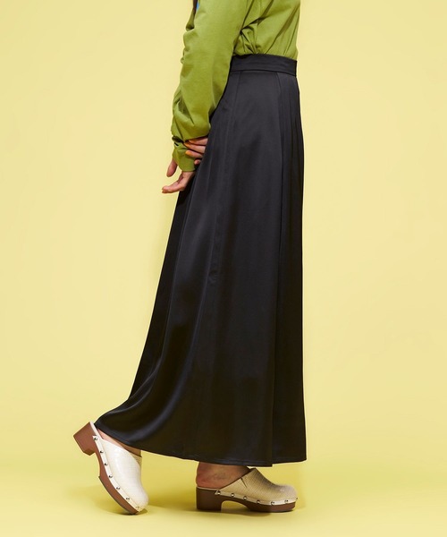 FOREVER 21（フォーエバー トゥエンティーワン）の「ヴィンテージサテンロングスカート（スカート・レディース・ホワイト/グレー系その他2/ブラック・SMALL/MEDIUM）」の13枚目の写真