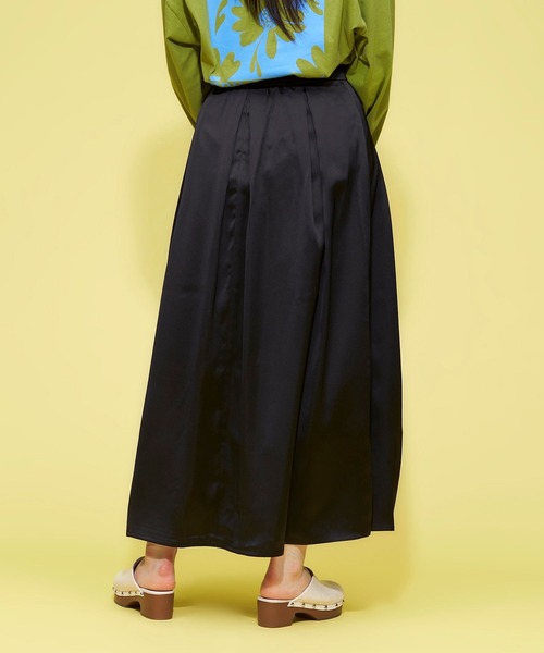 FOREVER 21（フォーエバー トゥエンティーワン）の「ヴィンテージサテンロングスカート（スカート・レディース・ホワイト/グレー系その他2/ブラック・SMALL/MEDIUM）」の14枚目の写真
