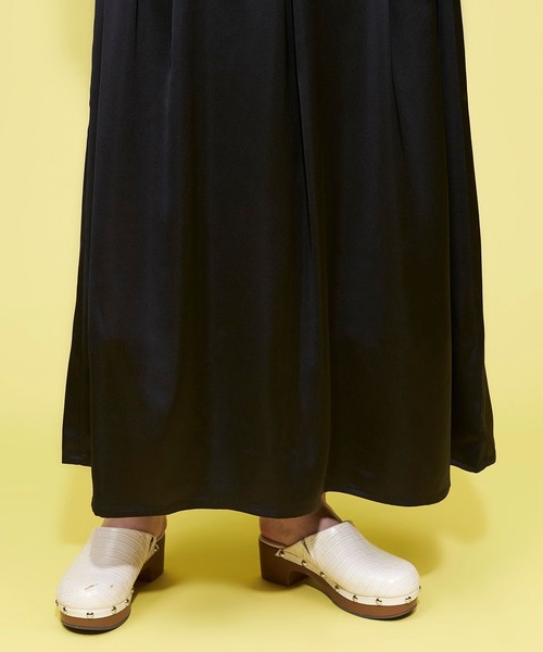 FOREVER 21（フォーエバー トゥエンティーワン）の「ヴィンテージサテンロングスカート（スカート・レディース・ホワイト/グレー系その他2/ブラック・SMALL/MEDIUM）」の5枚目の写真