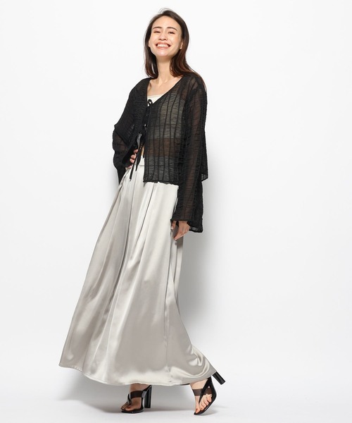FOREVER 21（フォーエバー トゥエンティーワン）の「ヴィンテージサテンロングスカート（スカート・レディース・ホワイト/グレー系その他2/ブラック・SMALL/MEDIUM）」の18枚目の写真