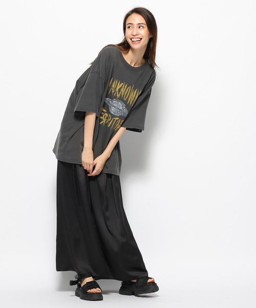 FOREVER 21（フォーエバー トゥエンティーワン）の「ヴィンテージサテンロングスカート（スカート・レディース・ホワイト/グレー系その他2/ブラック・SMALL/MEDIUM）」の21枚目の写真