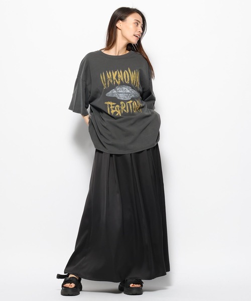 FOREVER 21（フォーエバー トゥエンティーワン）の「ヴィンテージサテンロングスカート（スカート・レディース・ホワイト/グレー系その他2/ブラック・SMALL/MEDIUM）」の22枚目の写真