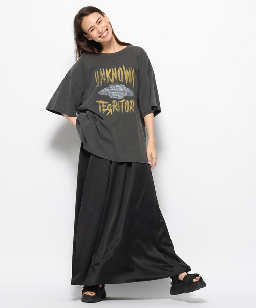 FOREVER 21（フォーエバー トゥエンティーワン）の「ヴィンテージサテンロングスカート（スカート・レディース・ホワイト/グレー系その他2/ブラック・SMALL/MEDIUM）」の20枚目の写真
