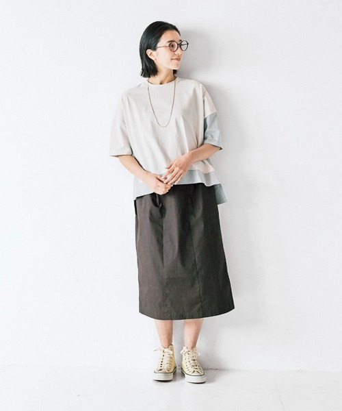 avecmoi（アヴェクモワ）の「【佐藤かなさんプロデュース】 アヴェクモワ　バイカラーＴシャツ〈グレージュ×グレー〉（Tシャツ/カットソー・レディース・グレー・1/2）」の2枚目の写真