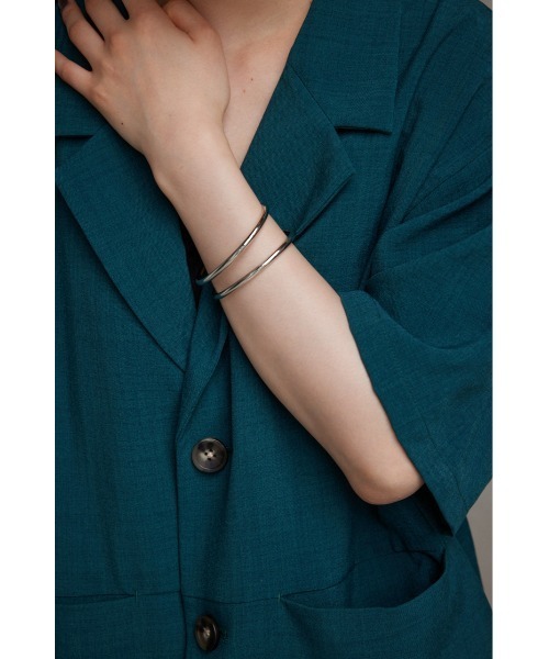 AZUL by moussy（アズールバイマウジー）の「ニュアンスカーブダブルリングバングル（バングル/リストバンド・レディース・シルバー/ゴールド系その他・FREE）」の2枚目の写真