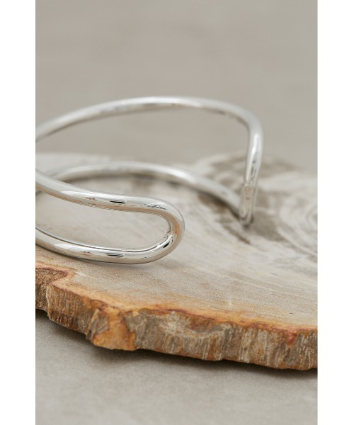 AZUL by moussy（アズールバイマウジー）の「ニュアンスカーブダブルリングバングル（バングル/リストバンド・レディース・シルバー/ゴールド系その他・FREE）」の6枚目の写真