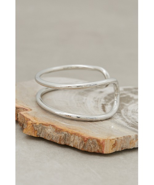 AZUL by moussy（アズールバイマウジー）の「ニュアンスカーブダブルリングバングル（バングル/リストバンド・レディース・シルバー/ゴールド系その他・FREE）」の7枚目の写真