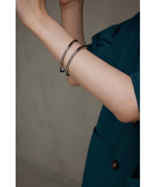 AZUL by moussy（アズールバイマウジー）の「ニュアンスカーブダブルリングバングル（バングル/リストバンド・レディース・シルバー/ゴールド系その他・FREE）」の8枚目の写真