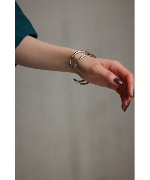 AZUL by moussy（アズールバイマウジー）の「ニュアンスカーブダブルリングバングル（バングル/リストバンド・レディース・シルバー/ゴールド系その他・FREE）」の9枚目の写真