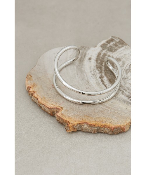 AZUL by moussy（アズールバイマウジー）の「ニュアンスカーブダブルリングバングル（バングル/リストバンド・レディース・シルバー/ゴールド系その他・FREE）」の3枚目の写真