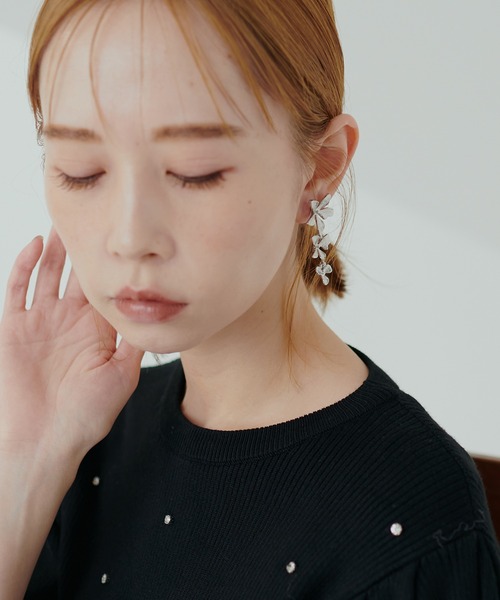 natural couture(ナチュラルクチュール)の「メタルフラワーイヤリング(イヤリング・レディース・シルバー/ゴールド・FREE)」の11枚目の写真