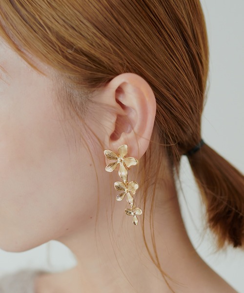 natural couture(ナチュラルクチュール)の「メタルフラワーイヤリング(イヤリング・レディース・シルバー/ゴールド・FREE)」の4枚目の写真