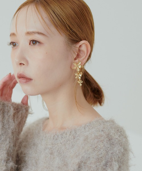 natural couture(ナチュラルクチュール)の「メタルフラワーイヤリング(イヤリング・レディース・シルバー/ゴールド・FREE)」の5枚目の写真