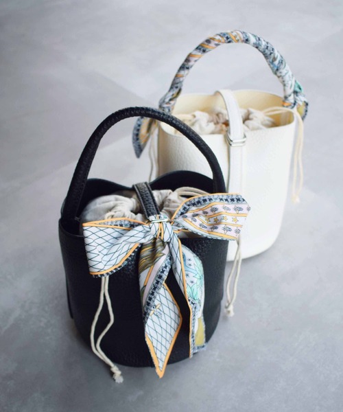 PICCIN（ピッチン）の「スカーフ付きワンハンドルバケツバッグ（ハンドバッグ・レディース・オフホワイト/ブラック・FREE）」の2枚目の写真