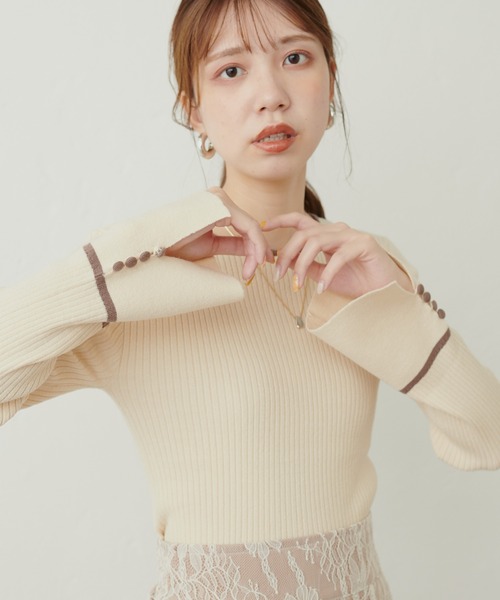 natural couture（ナチュラルクチュール）の「WEB限定 / 袖口釦配色ニット（ニット/セーター・レディース・ブルー/ブラック/グレイッシュベージュ/モカ/オフホワイト・FREE）」の6枚目の写真