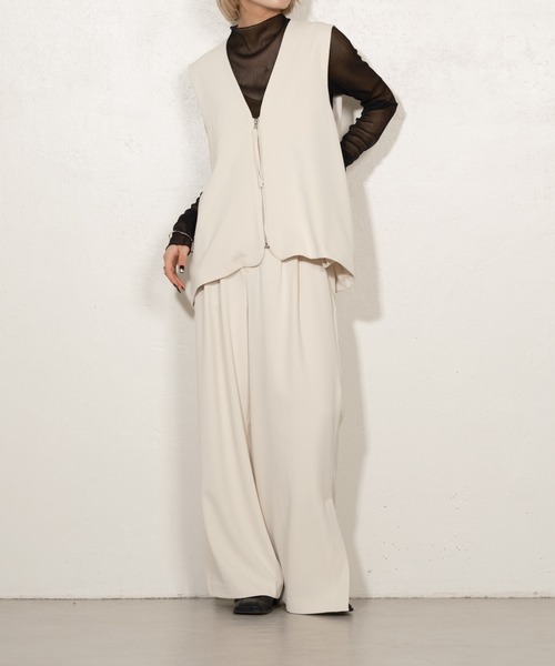 Lui's（ルイス）の「ショルダータックジップアップベスト