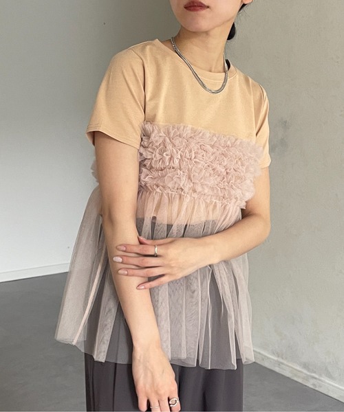 Thevon(ゼボン)の「フリルチュールドッキング半袖プルオーバー(Tシャツ/カットソー・レディース・ベージュ/ブラック/ライトグレー/オフホワイト・FREE)」の4枚目の写真