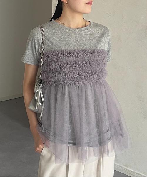 Thevon(ゼボン)の「フリルチュールドッキング半袖プルオーバー(Tシャツ/カットソー・レディース・ベージュ/ブラック/ライトグレー/オフホワイト・FREE)」の3枚目の写真
